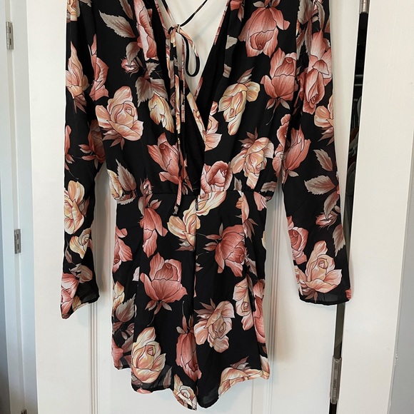 Boutique Floral Romper — size M - Picture 2 of 2